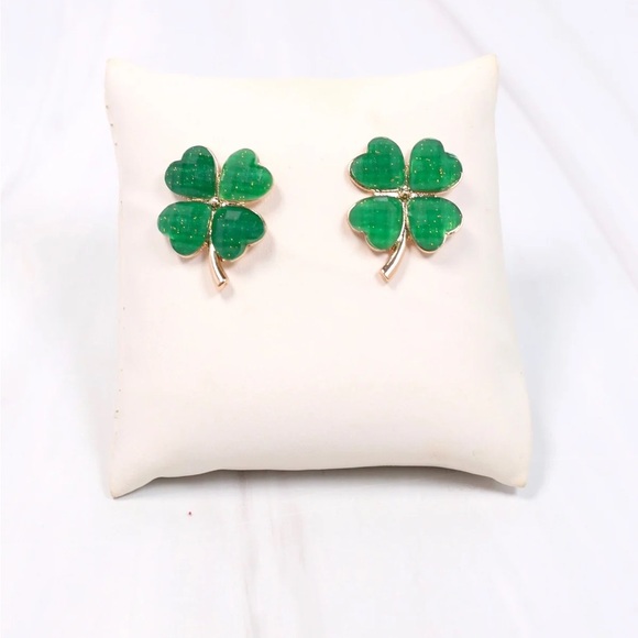 unbranded Jewelry - Sparkle shamrock earrings • NWT